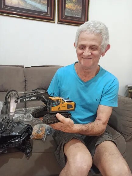 Scale RC Excavator with 680° Rotation For Kids photo review