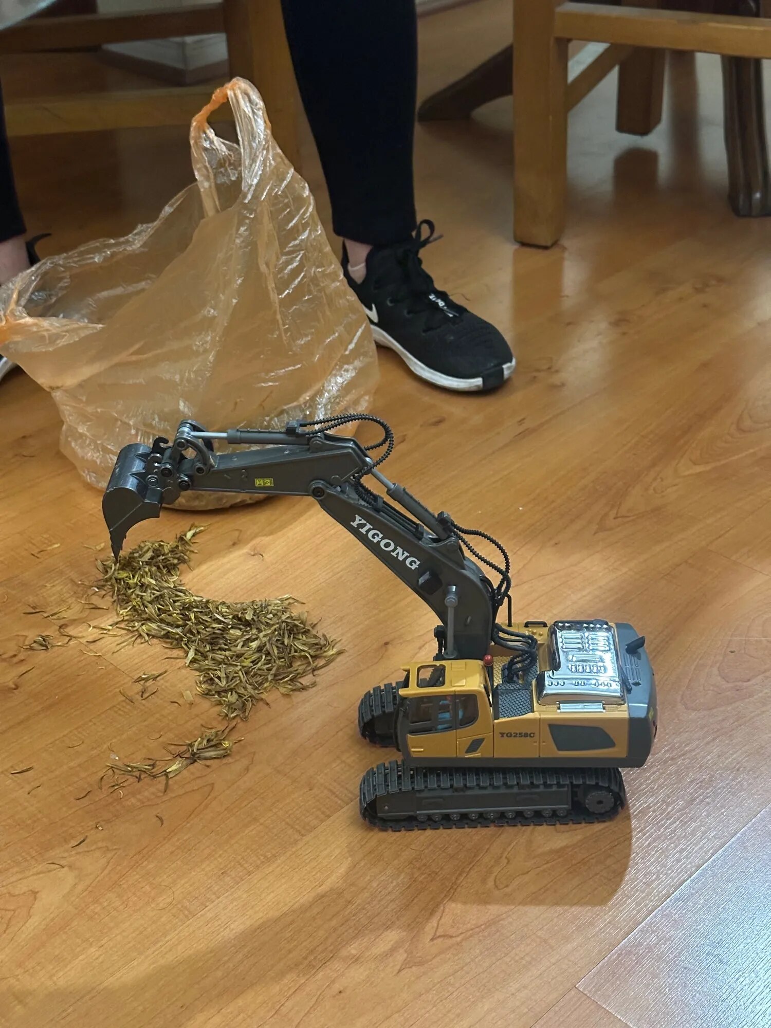 Scale RC Excavator with 680° Rotation For Kids photo review