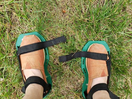 Lawn Aerator Shoes With 2 Adjustable Straps photo review