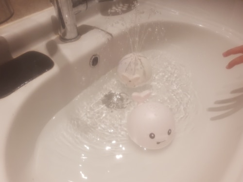 Baby Light Up Bath Toys Whale Automatic Sprinkler photo review