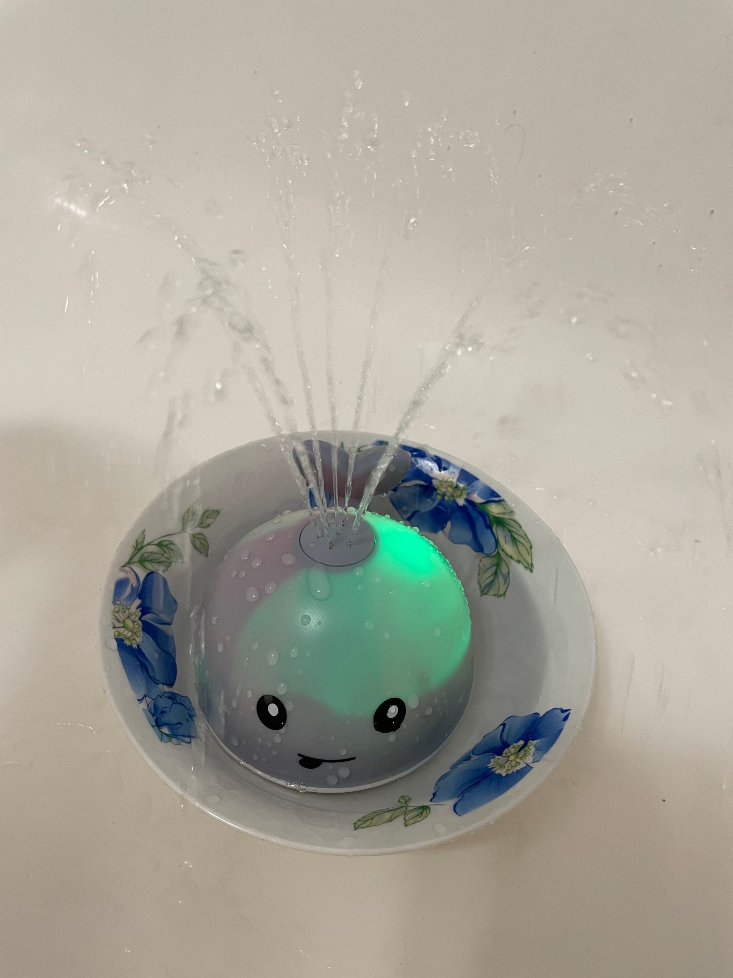 Baby Light Up Bath Toys Whale Automatic Sprinkler photo review