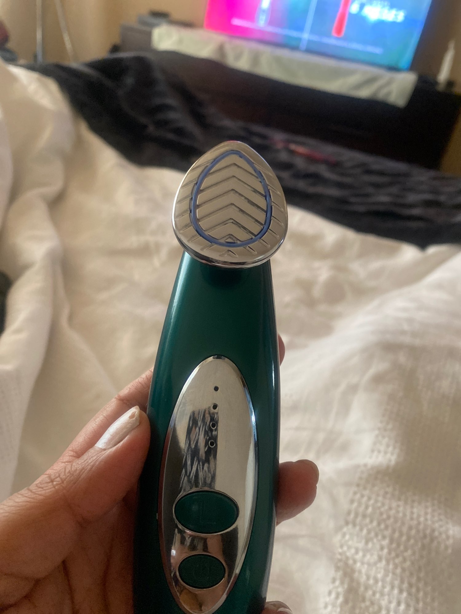 Electric Eye Massager with EMS and Magnetic Force for Skin Rejuvenation photo review