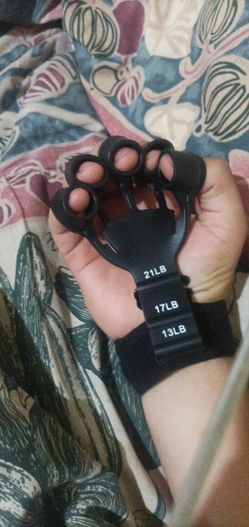 Finger Gripper 6 Levels of Resistance for Hand Recovery and Exercise photo review