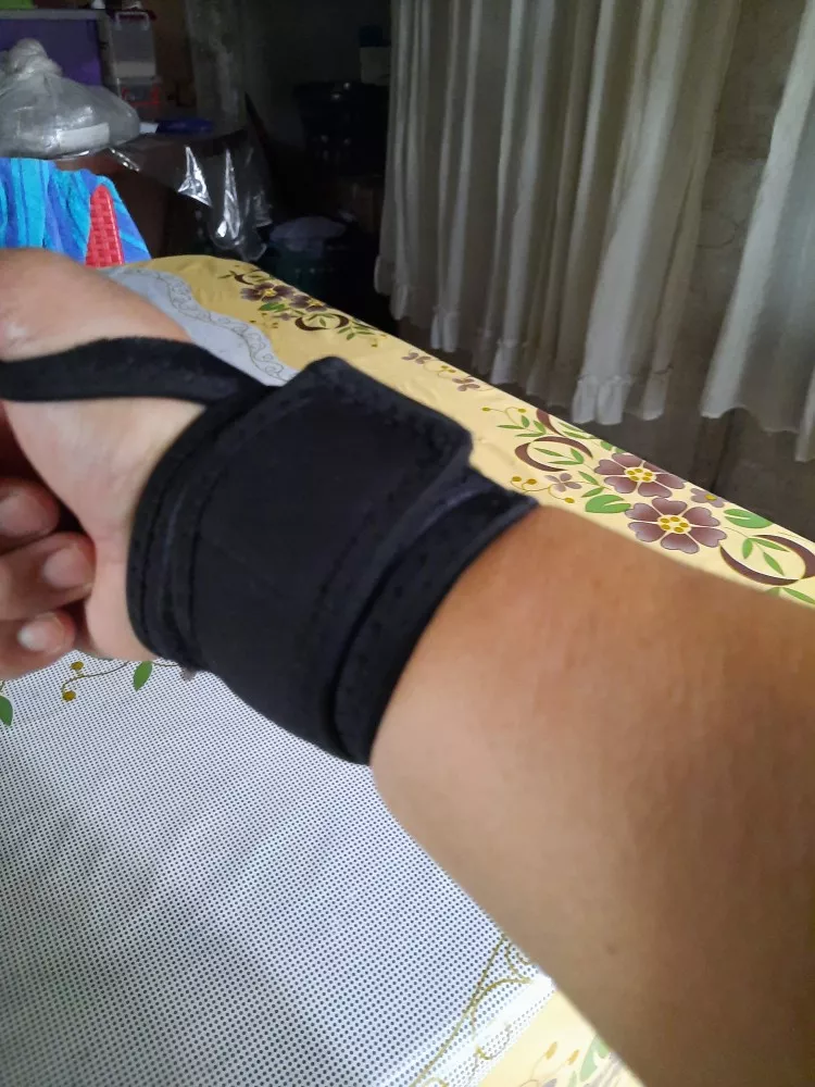 Magnetic Self-Heating Therapy Wrist Brace photo review