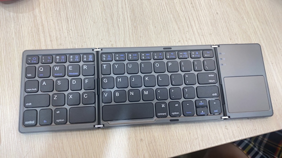 No.1 Foldable Bluetooth Travel Pocket Keyboard photo review