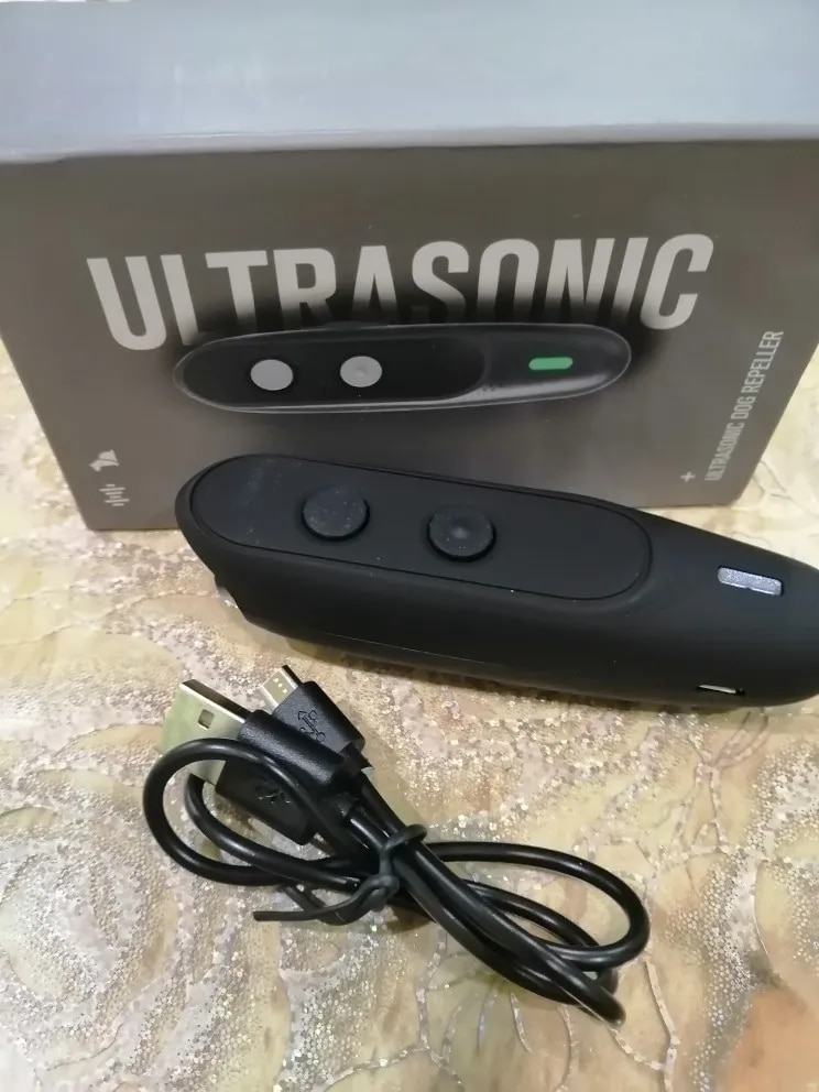 Rechargeable Ultrasonic Dog Barking Deterrent With LED Flashlight photo review