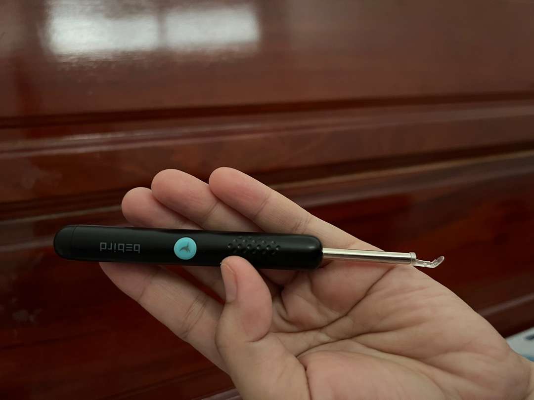 Smart earwax removal tool with built-in camera photo review