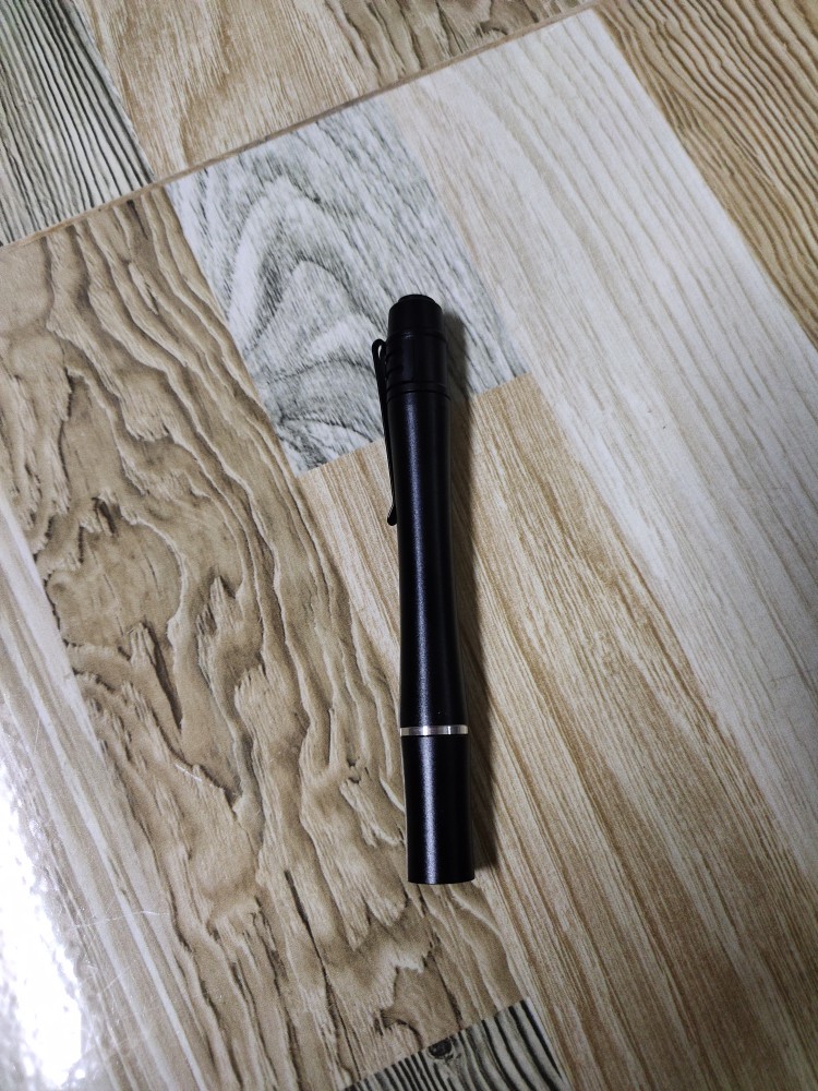 Fashion Minimalist Aluminum Pen-shaped LED Flashlight photo review